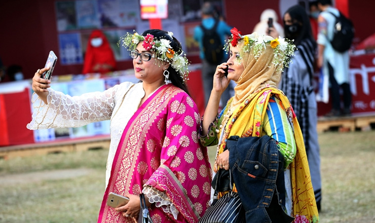 বইমেলায় ক্রেতার চেয়ে দর্শনার্থী বেশি