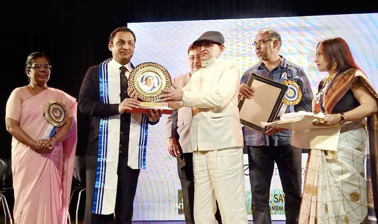 আন্তর্জাতিক মাদার তেরেসা অ্যাওয়ার্ডে ভূষিত হলেন আনভীর