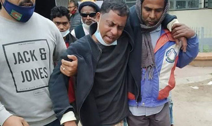 এক পুলিশ ক্লান্ত হলে আরেক পুলিশ পেটাত