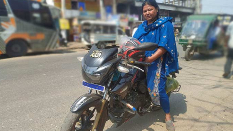 ভুঁড়ি-মাথা নিয়ে ১৪ বছর ধরে নারী বাইকারের যুদ্ধ