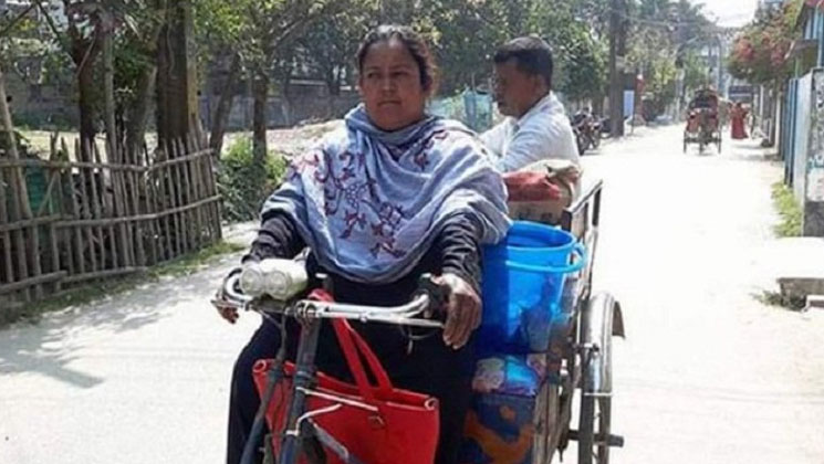 শারীরিক প্রতিবন্ধকতাকে জয় করে ঘুরে দাঁড়ানো শাপলা খাতুনের গল্প