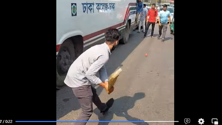 ঢাকার জ্যামে ক্রিকেট খেলার ভিডিও আন্তর্জাতিক গণমাধ্যমে