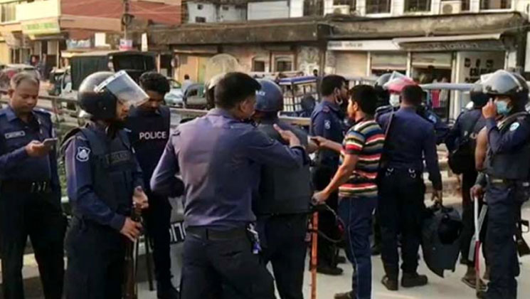 চাঁদপুরে পুলিশের ওপর স্বেচ্ছাসেবক দলের হামলা