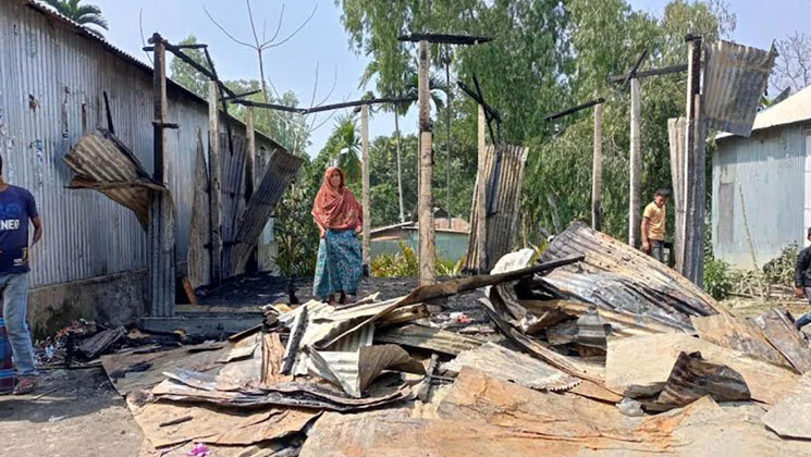 রৌমারীতে আগুনে দুই ব্যবসায়ীর দোকান পুড়ে ছাই