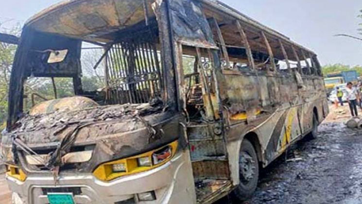 মহাসড়কে আগুনে পুড়ল বাস, অল্পের জন্য বাঁচলেন যাত্রীরা