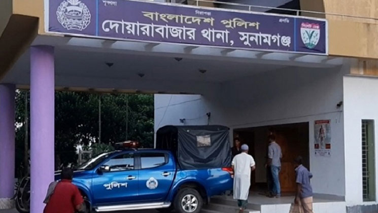প্রবাসীর স্ত্রীর বাথরুমে পরকীয়া প্রেমিক, আপত্তিকর অবস্থায় ধরে গণপিটুনি