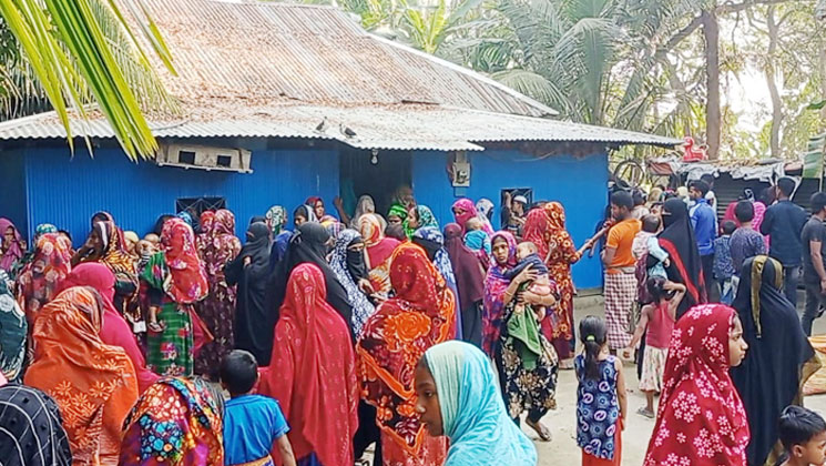 গোয়ালঘরে প্রবাসীর স্ত্রীর ঝুলন্ত লাশ, পালালেন শ্বশুর
