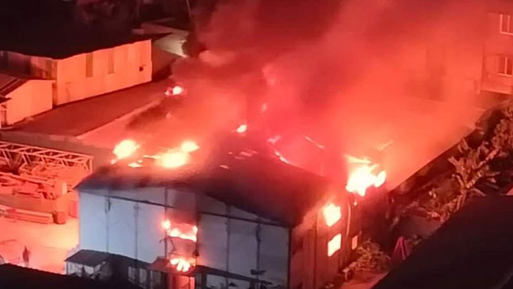 বাড্ডায় আগুন, যানজটে আটকা ফায়ার সার্ভিসের গাড়ি