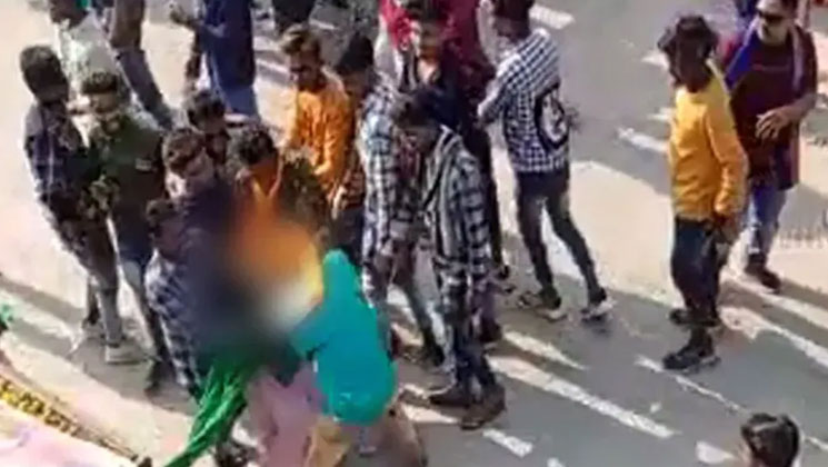 মাঝরাস্তায় নারীকে দল বেঁধে হেনস্তা, ভিডিও করলেও এগিয়ে আসেনি কেউ