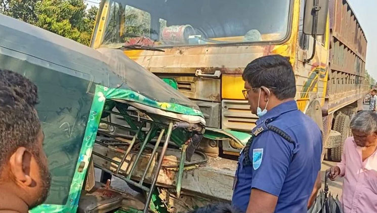 রাজবাড়ীতে ট্রাক ও মাহেন্দ্রের সংঘর্ষে নিহত ৩