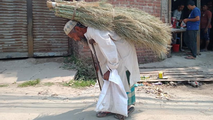 ভাঙা কোমরে ক্রাচে ভর, কাঁধে তার সংসার