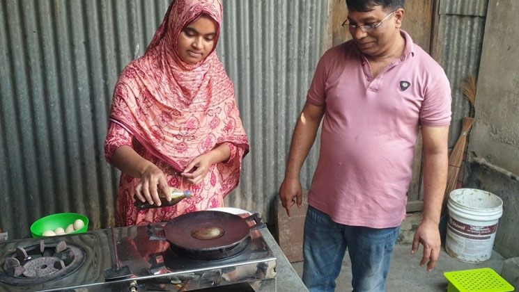 মুন্সিগঞ্জে মুলার থেকে তৈরী হচ্ছে তেল