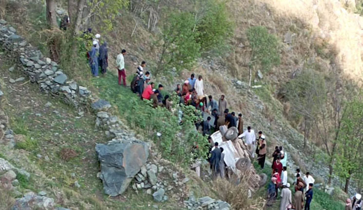 কাশ্মীরে গাড়ি খাদে পড়ে নিহত ৯