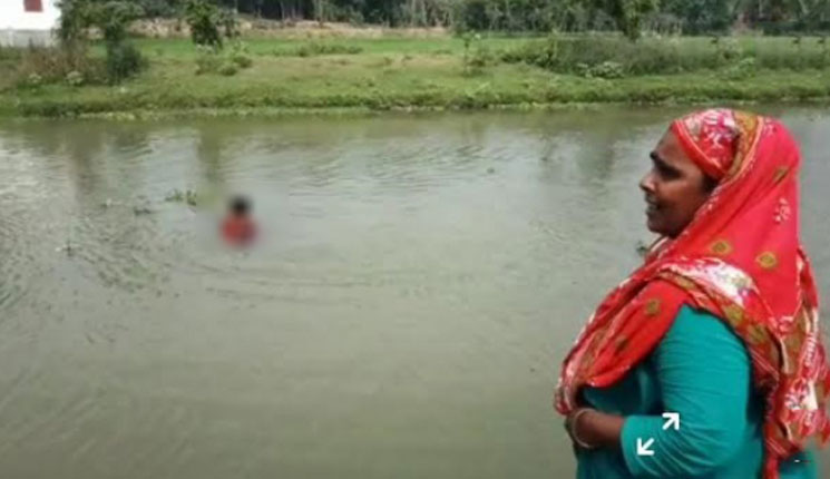 সন্তানের লাশের জন্য তীরে দাঁড়িয়ে মায়ের অপেক্ষা