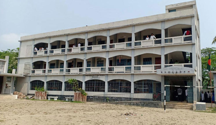 শ্রেণিকক্ষে সহপাঠীর সঙ্গে কথা বলায় স্কুল থেকে টিসি