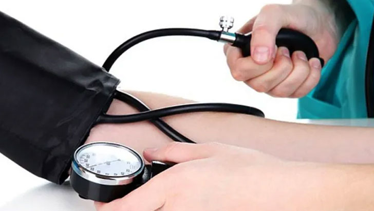 হঠাৎ প্রেসার বেড়ে বা কমে গেলে কি করবেন ?