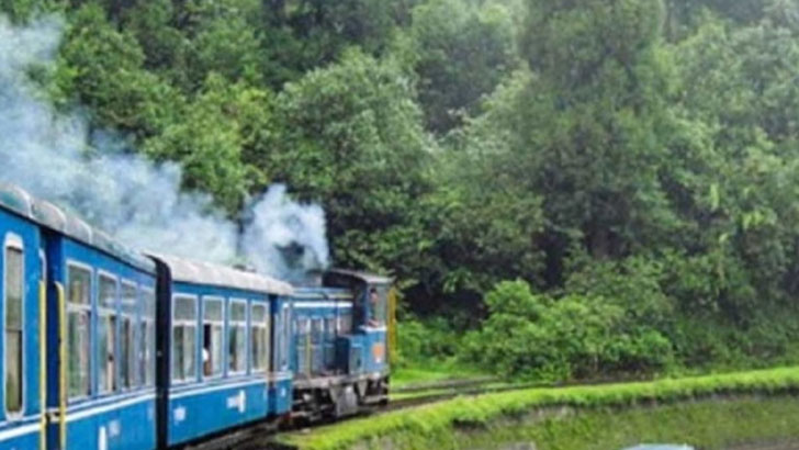 ট্রেনের মধ্যে এক তরুণীকে জোর করে চুম্বন, অতঃপরdiv class=