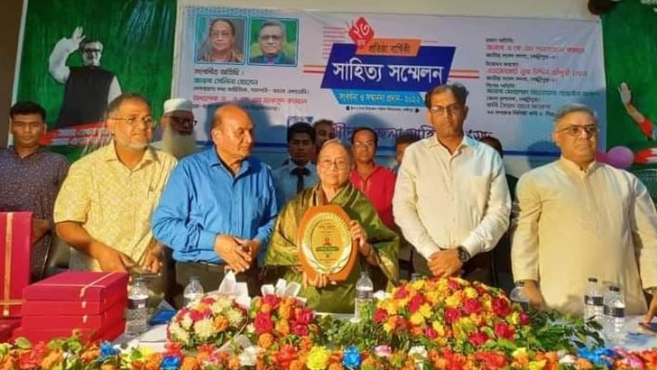 লক্ষ্মীপুর সাহিত্য সংসদের পক্ষ থেকে সংবর্ধনা পেলেন বাংলা একাডেমীর সভাপতি ও ঢাবি'র প্রো-ভাইস চ্যান্সেলর 