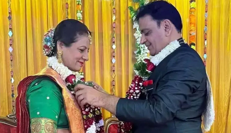 ৫২ বছর বয়সে ফের মায়ের বিয়ে দিয়ে যা বললেন ছেলে