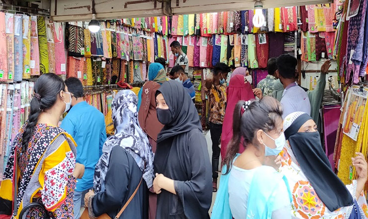 নিউমার্কেটে খুলেছে দোকানপাট