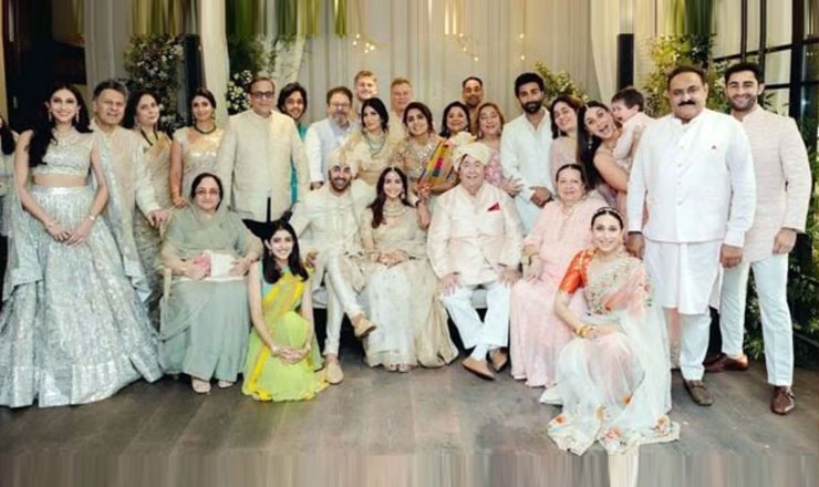 ছবিটি জুম করে দেখুন কি করছে কারিনা