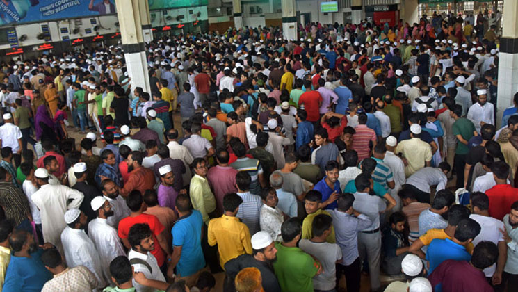 টিকিটের জন্য উপচেপড়া ভিড় কমলাপুরে 