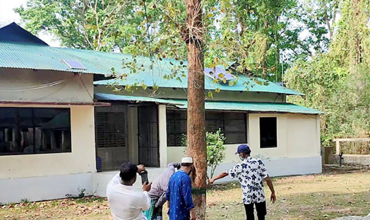 মধুপুরের রক্তচন্দন গাছটি দেখতে হঠাৎ কেন ভিড়