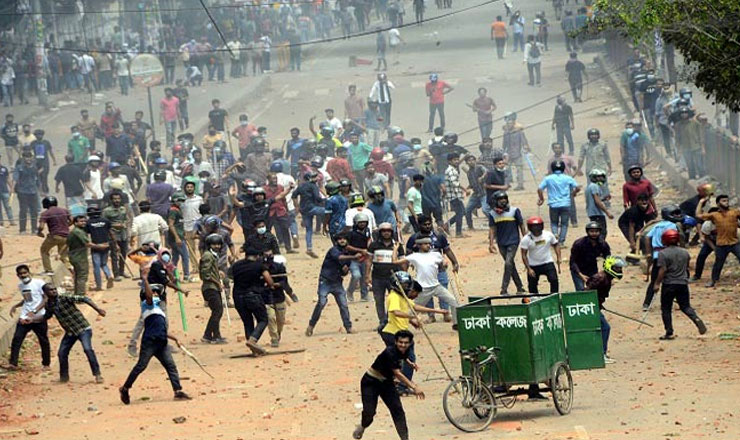 নিউমার্কেট সংঘর্ষ: হেলমেটধারী ওরা কারা?