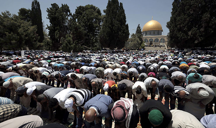 সংঘর্ষের মধ্যেও মসজিদুল আকসায় দেড় লাখ মুসল্লির জুমা আদায়