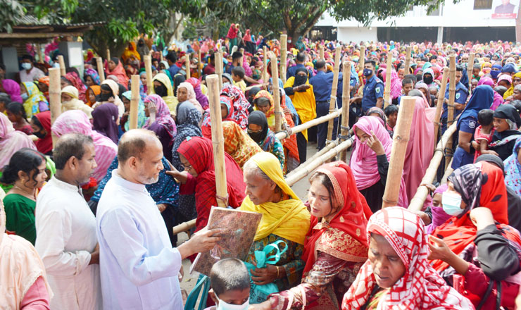 বাগমারায় ১০ হাজার গরীব ও দুস্থদের মাঝে এমপি এনামুল হকের ঈদ উপহার বিতরণ