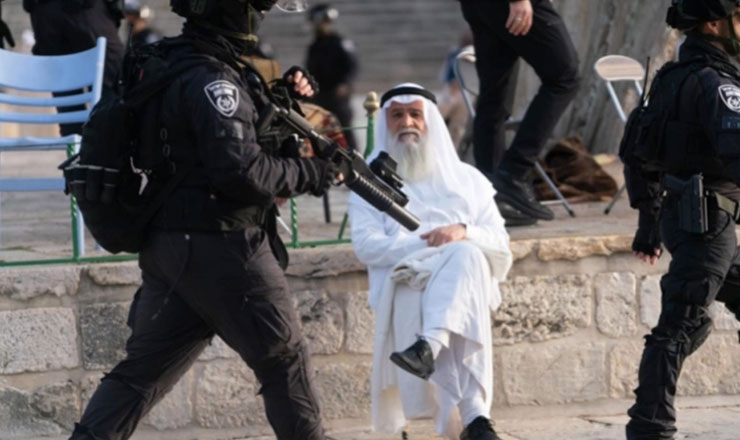 সংঘর্ষের সময় পায়ের ওপর পা তুলে বসে থাকা বৃদ্ধ লোকটি কে