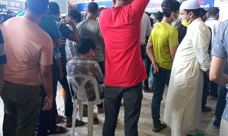 চেয়ার নিয়ে ট্রেনের টিকিটের জন্য অপেক্ষা