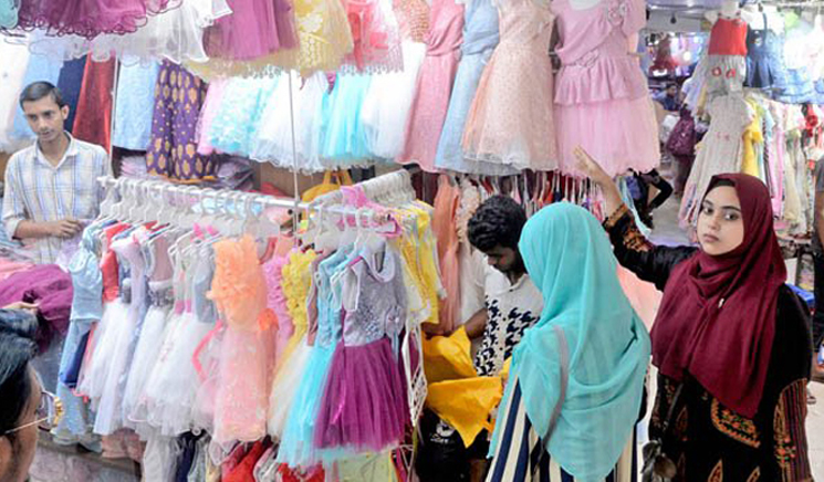 নিউমার্কেটে মাইকিং, টানাটানি ডাকাডাকি ও ক্রেতাদের গায়ে হাত দেয়া যাবে না 