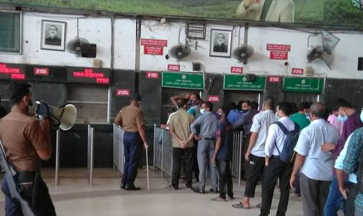 ট্রেনের টিকিট কালোবাজারির সময় সহজ কর্মকর্তা গ্রেপ্তার