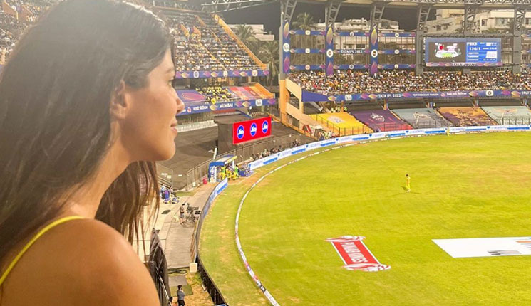 আইপিএল গ্যালারিতে কে এই তরুণী?