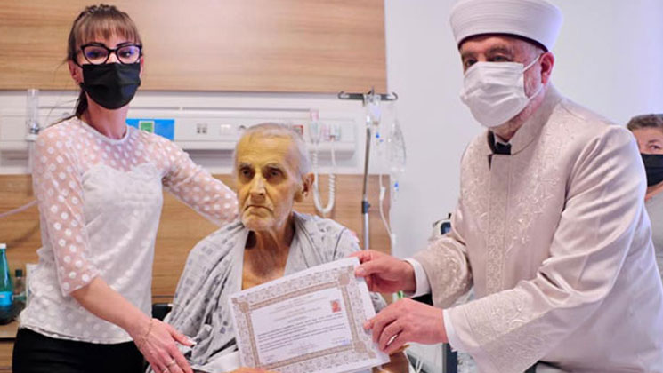 হাসপাতালের বেডে শুয়ে ইউক্রেনীয় বৃদ্ধের ইসলাম গ্রহণ