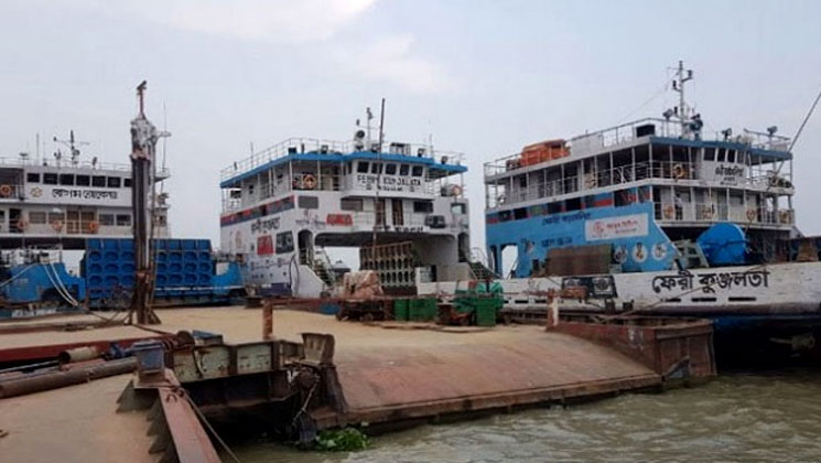 বৈরী আবহাওয়ার কারণে শিমুলিয়ায় ফেরি-লঞ্চ বন্ধ