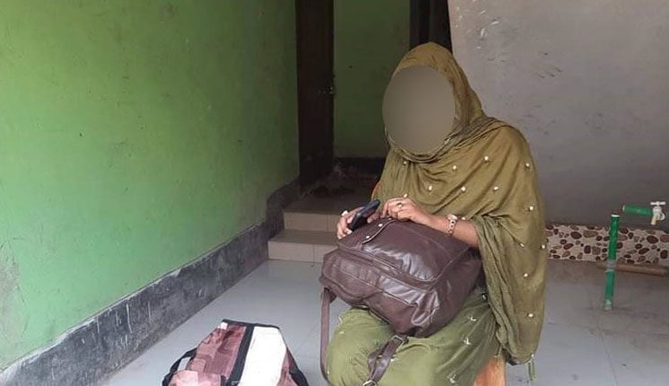 বিয়ের দাবিতে প্রেমিকের বাড়িতে পুলিশি নিরাপত্তায় সেই তরুণী