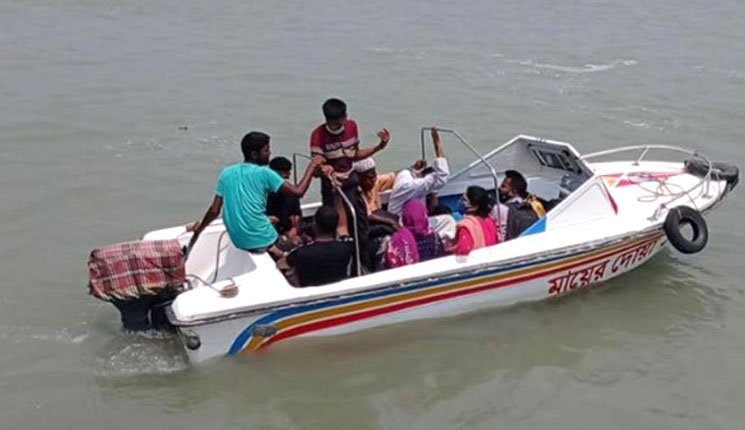 ১১ যাত্রী নিয়ে পদ্মায় স্পিডবোট ডুবি