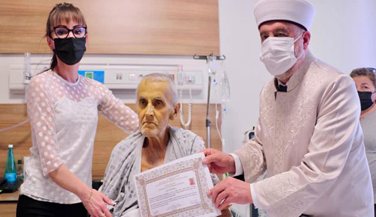 হাসপাতালের বেডে শুয়ে ইউক্রেনীয় বৃদ্ধের ইসলাম গ্রহণ