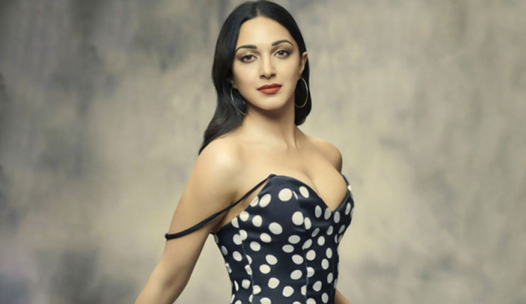 কিয়ারার স্বচ্ছ পোশাকের নীচে ওটা কী, স্যানিটারি ন্যাপকিন?