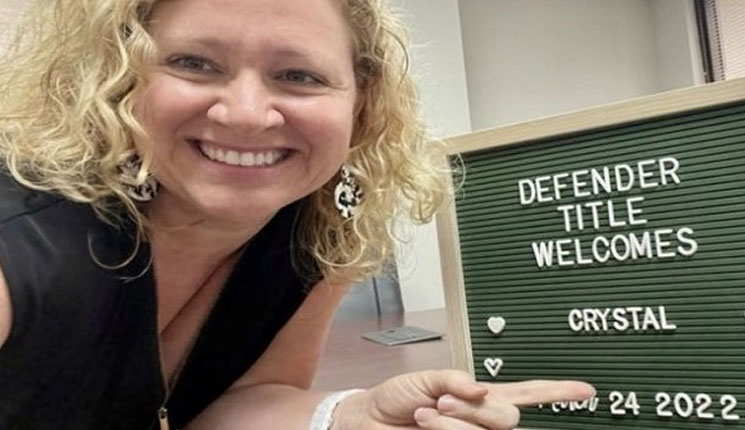 বাড়ি কিনলে স্বামী ফ্রি: আজব বিজ্ঞাপন নারীর