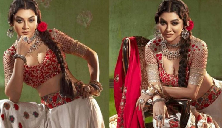 উন্মুক্ত ক্লিভেজ, হট চাহনিতে নেটদুনিয়ায় ঝড় তুললেন লাস্যময়ী জয়া আহসান