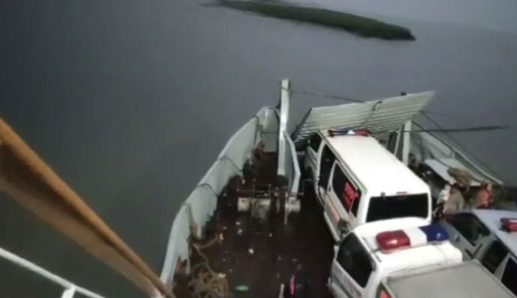 এবার বিদ্যুতের খুঁটির সঙ্গে ফেরির ধাক্কা