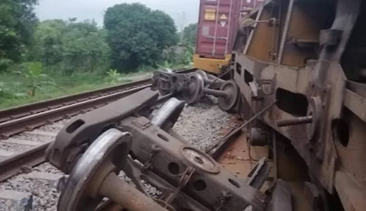 কুমিল্লায় ট্রেন লাইনচ্যুত, ৬ ঘণ্টা ধরে ট্রেন চলাচল বন্ধ