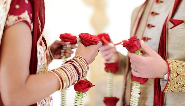 মালা বদলের সময় বিদ্যুৎ বিচ্ছিন্ন, অন্যের স্বামীর গলায় মালা পরালেন কনে