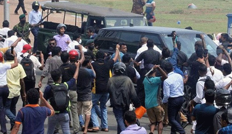 মার খাচ্ছেন দুর্নীতিবাজ এমপি-মন্ত্রীরা