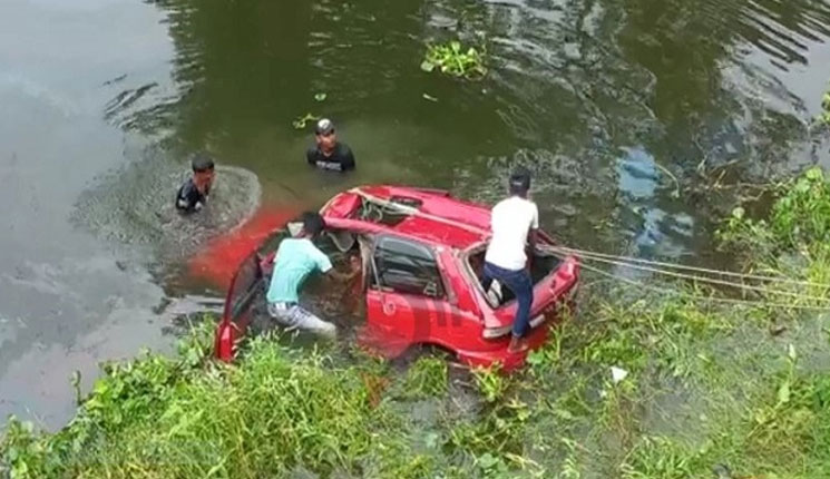 গভীর রাতে ঘুরতে বেরিয়ে প্রাইভেট কার খালে, দুই বন্ধুর মৃত্যু