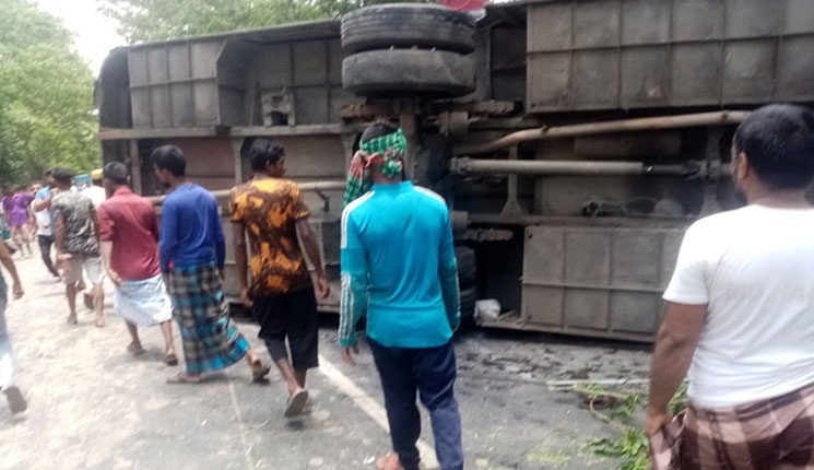 বাস-প্রাইভেটকার-মোটরসাইকেলের সংঘর্ষ, নিহত ৮
