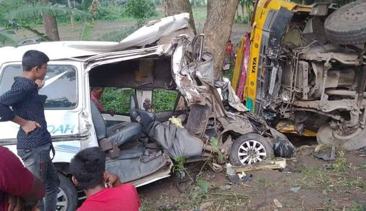 ট্রাক চাপায় মাইক্রোবাসের বডিতে আটকে কাতরাতে কাতরাতে প্রাণ গেল যুবকের